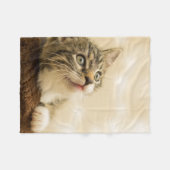 前足を伸ばした可愛い子猫 フリースブランケット (正面(横))