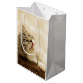 前足を伸ばした可愛い子猫 ミディアムペーパーバッグ (裏面アングル)