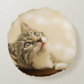 前足を伸ばした可愛い子猫 ラウンドクッション (裏面)