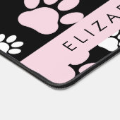 前足、ピンクの前足、犬の前足、あなたの名前のパターン デスクマット (コーナー)