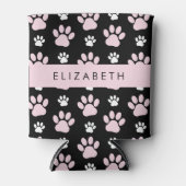 前足、ピンクの前足、犬の前足、あなたの名前のパターン 缶クーラー (正面)