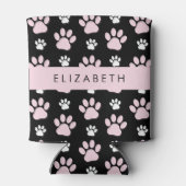 前足、ピンクの前足、犬の前足、あなたの名前のパターン 缶クーラー (裏面)