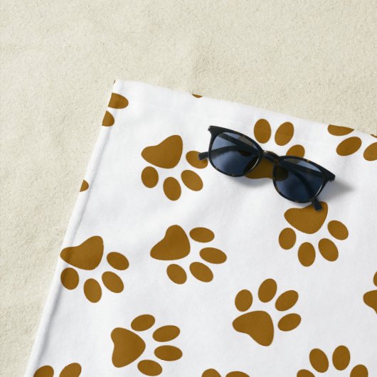 前足、犬の前足、オレンジ色の金ゴールド前足のパターン ビーチタオル (インサイチュ)