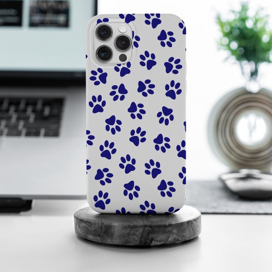 前足、犬の前足、ネイビーブルーの前足のパターン iPhoneケース