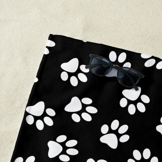 前足、犬の前足、白い前足のパターン ビーチタオル (インサイチュ)