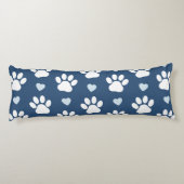 前足、犬の前足、白い前足、青いハートのパターン ボディピロー (裏面)