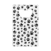 前足、犬の前足、白黒のパターン クレジットカード栓抜き (裏面)