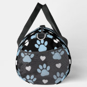 前足、犬の前足、青い前足、白いハートのパターン ダッフルバッグ (右)