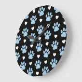 前足、犬の前足、青い前足、白いハートのパターン ラージ壁時計 (傾斜)