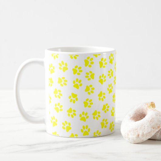 前足、犬の前足、黄色の前足のパターン コーヒーマグカップ (ドーナツ)