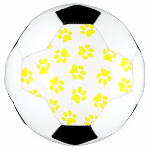 前足、犬の前足、黄色の前足のパターン サッカーボール