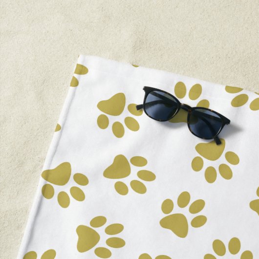 前足、犬の前足、黄金の前足のパターン ビーチタオル (インサイチュ)