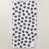 前足、犬の前足、黒い前足のパターン ビーチタオル (正面)