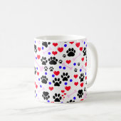 前足、犬の前足、黒い前足、赤いハート コーヒーマグカップ (正面右)