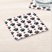 前足、犬の前足、黒い前足、赤いハート スクエアペーパーコースター (アングル)