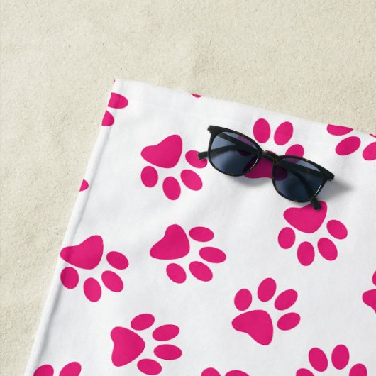 前足、犬の足、ピンクの前足のパターン ビーチタオル (インサイチュ)