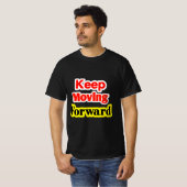 前進し続ける モチベーション Tシャツ (正面フル)
