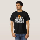 前進を続けるモチベーショナルTシャツ Tシャツ (正面フル)