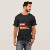 前進を続ける - 大胆なモチベーションのタイポグラフィ Tシャツ (正面フル)