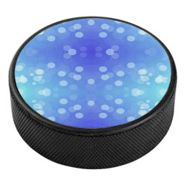 前面にデザインのある丸い青いBluetoothスピーカー アイスホッケーパック