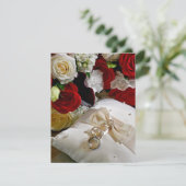 前面にバラとリングが付いた結婚式招待状 招待状 (スタンド正面)