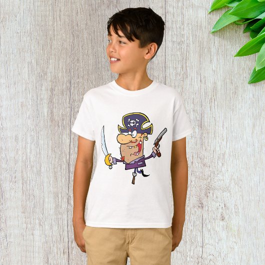 剣と銃を持つキャラクター海賊 Tシャツ