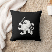 剣の紋章学の装飾用クッションと手がつけられないライオン クッション (ブランケット)