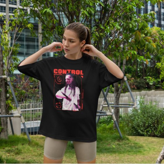 剣を持ったサイボーグ男 Tシャツ