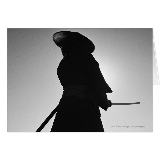 剣を握っている武士の戦士のポートレート (正面横)