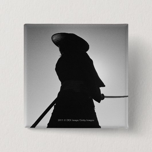 剣を握っている武士の戦士のポートレート 缶バッジ (正面)