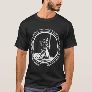 剣を配る奇妙な女性は政府の基盤にはなりません Tシャツ