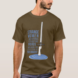 剣を配る池に横たわる奇妙な女性( Tシャツ