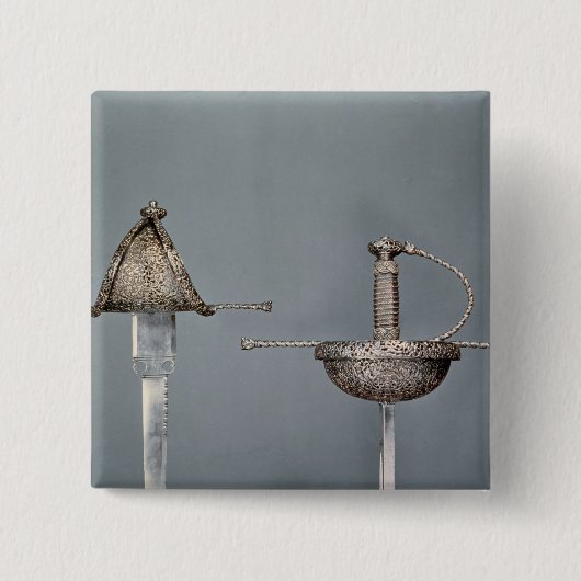 剣: のみで削られた鋼鉄のコップhiltedのレイピア 缶バッジ (正面)