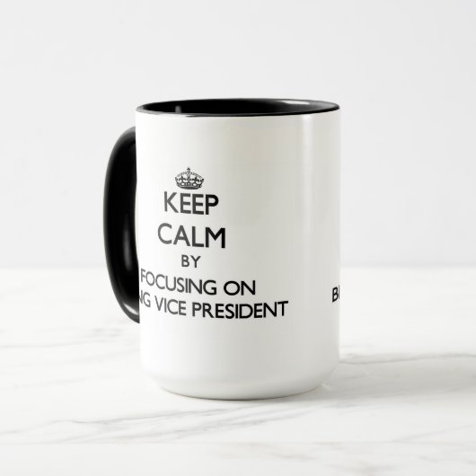 副大統領があることに焦点を合わせることによって平静を保って下さい マグカップ (正面左)