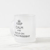 副大統領があることの平静そして焦点を保って下さい フロストグラスマグカップ (正面左)