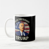 副大統領トランプ 米国旗 バイデン 2024年選挙 M コーヒーマグカップ (左)