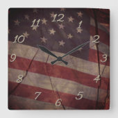 割れた木材の上に愛国的な米国素朴国旗のセグメント スクエア壁時計 (正面)