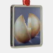 割れた青銅器時代の卵 メタルオーナメント (右)