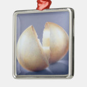 割れた青銅器時代の卵 メタルオーナメント (左)