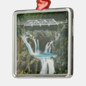 割れ目の石滝および橋の眺め メタルオーナメント (左)