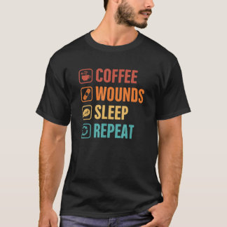 創傷気にナースカフェイン入りコーヒーの創傷睡眠R Tシャツ
