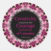 創造性の勇気カスタム引用文ピンクブラックマンダラ ラウンドシール (正面)