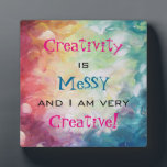 創造性は汚く、私はとてもクリエイティブだ フォトプラーク<br><div class="desc">文字は創造性が汚れていると言い、私はとてもクリエイティブだ。抽象芸術絵画は、動きや動きのある太い表現のブラシストロークを使用している。ブルー絵を描ス、黄色、赤、オレンジと緑の多くの重い。アンド芸術的クリエイティブスタイル。と感動的クリエイティブの種類の芸術的引用文/リマインダ</div>