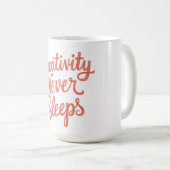 創造性は眠らない – 芸術的新学期 コーヒーマグカップ (正面右)