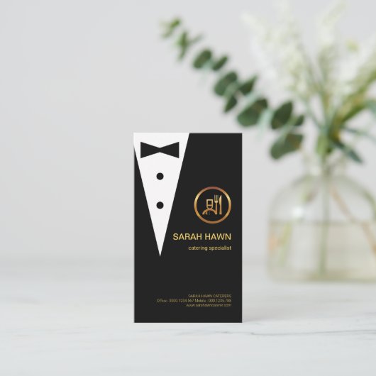 創造的で黒いタキシードの金ゴールドのBoutonniereのシェフのロゴ 名刺 (スタンド正面)