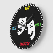 劇的な出口の時間だ！&シアターマスク-俳優の ラージ壁時計 (傾斜)