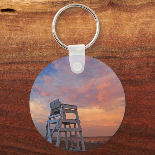劇的な空のライフガードチェア。 キーホルダー (正面)
