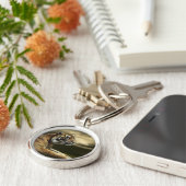 劇的な空の下に見、坐っているトラ キーホルダー (側面)