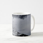 劇的な雲の下の雪山 コーヒーマグカップ (正面右)