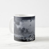 劇的な雲の下の雪山 コーヒーマグカップ (正面左)